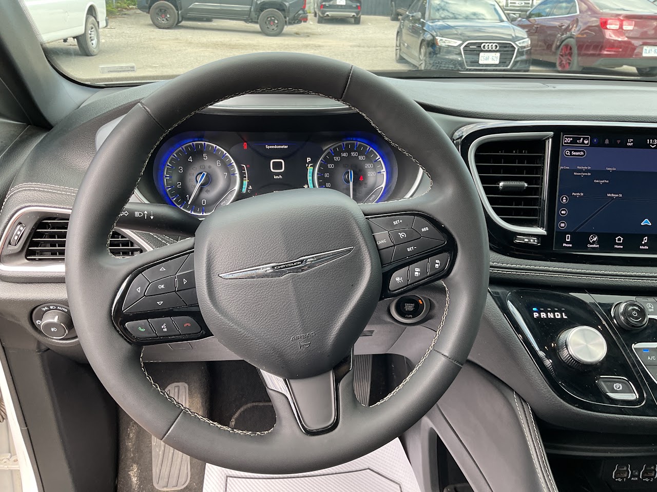 2025 Chrysler Pacifica — photo 24 of 34