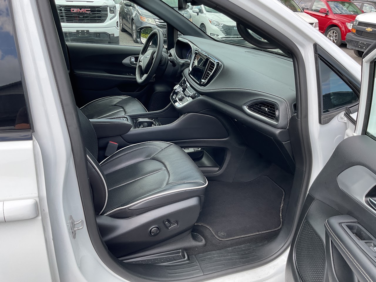 2025 Chrysler Pacifica — photo 21 of 34