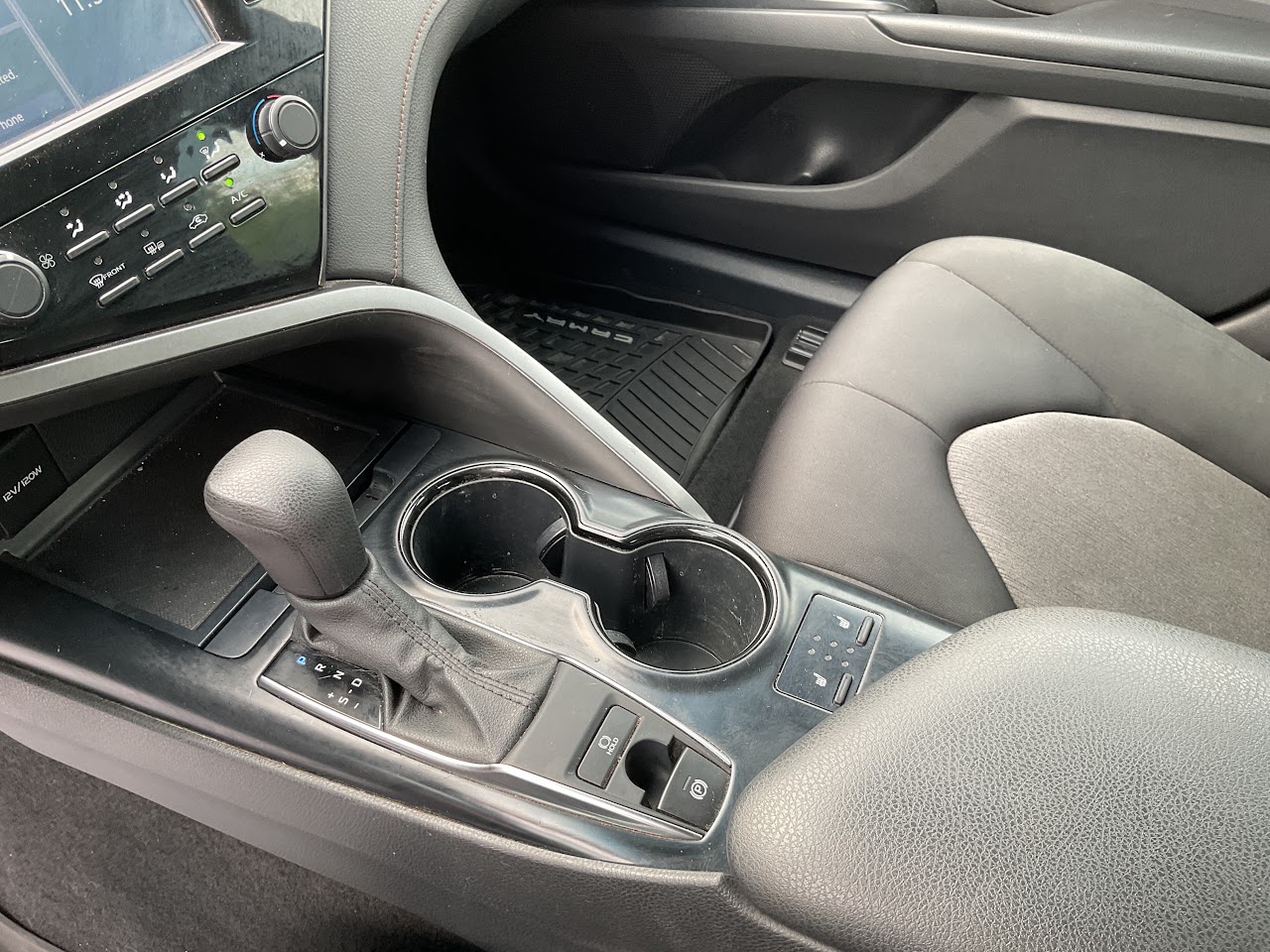 2020 Toyota Camry — photo 29 of 34