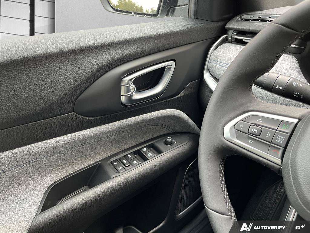 2025 Jeep Compass — photo 17 of 25