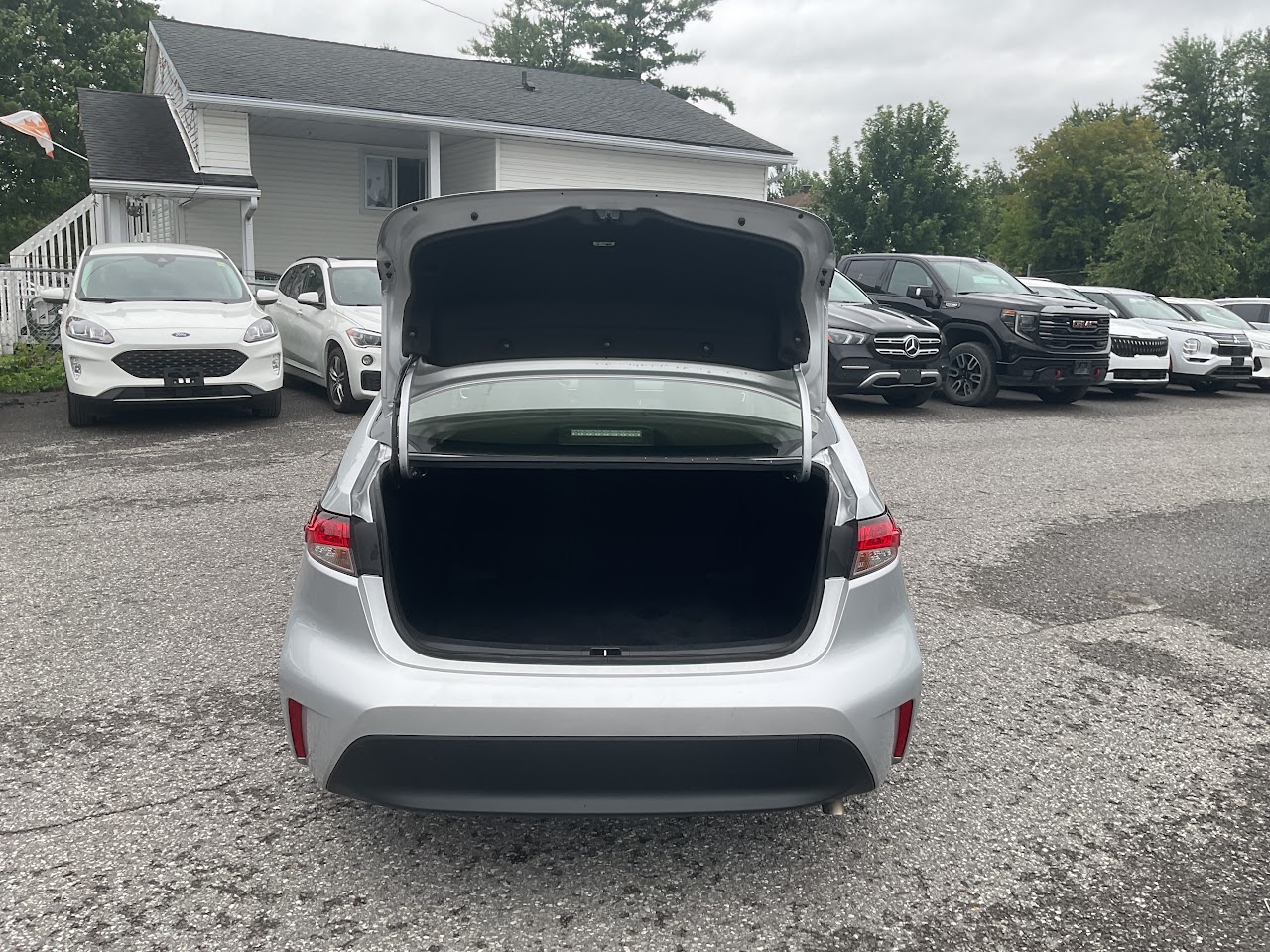 2025 Toyota Corolla — photo 9 of 34