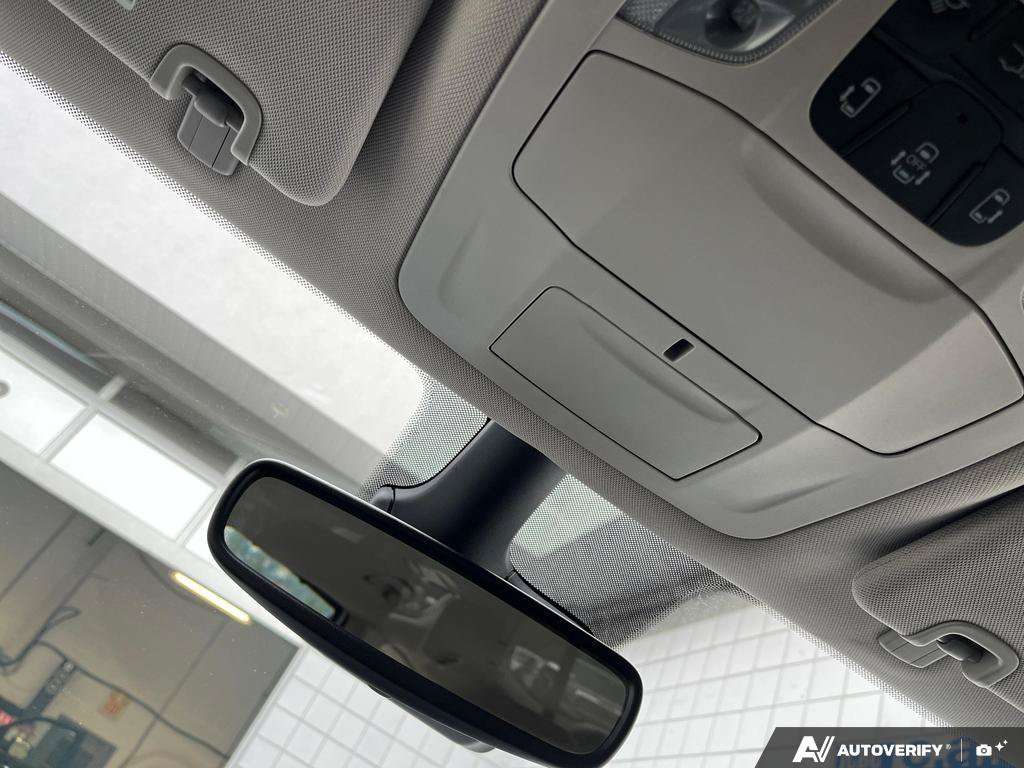 2023 Chrysler Pacifica — photo 21 of 25