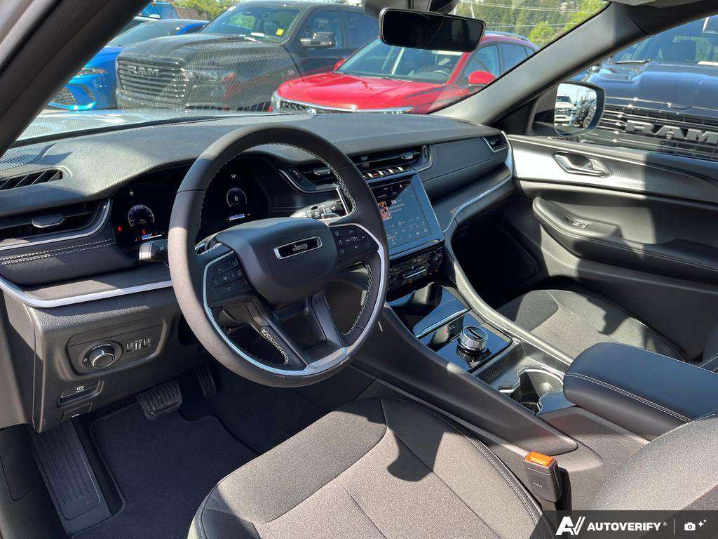 2026 Jeep Grand Cherokee — photo 13 of 25