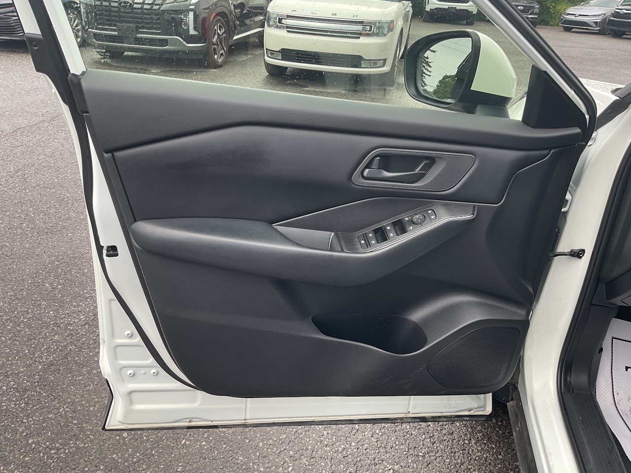 2025 Nissan Rogue — photo 30 of 34