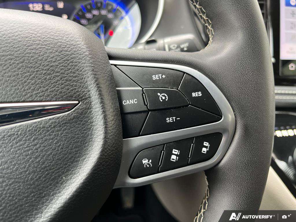 2023 Chrysler Pacifica — photo 16 of 25