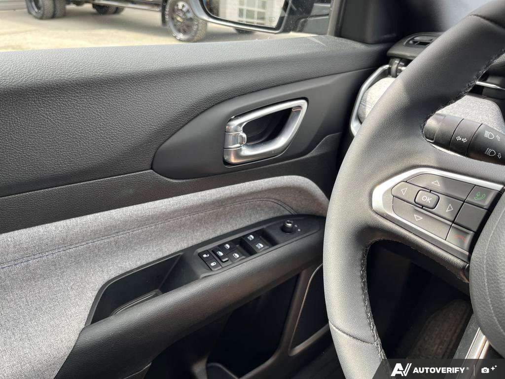 2025 Jeep Compass — photo 17 of 25