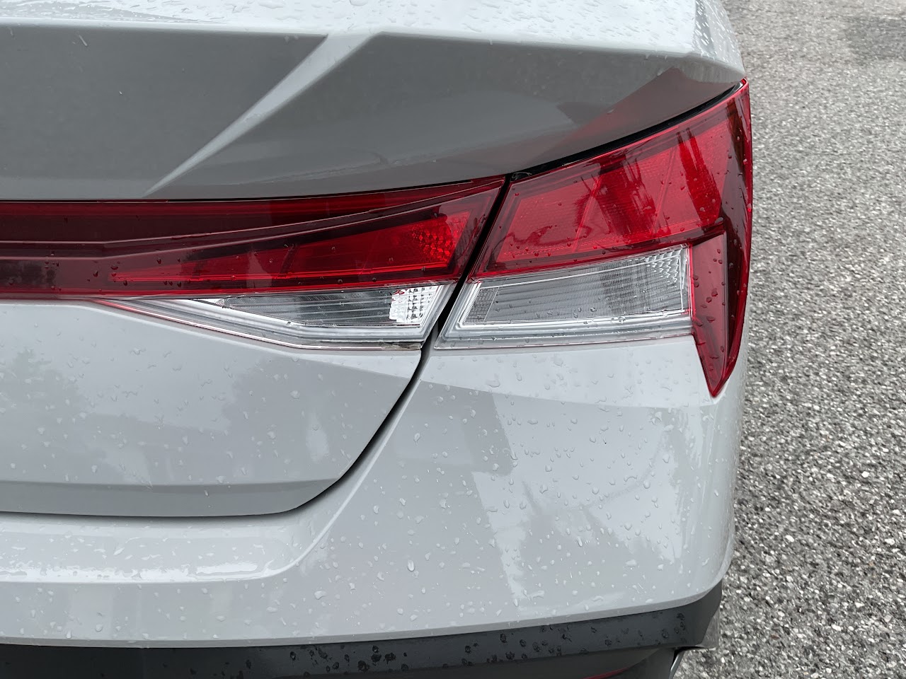 2025 Hyundai Elantra — photo 17 of 34