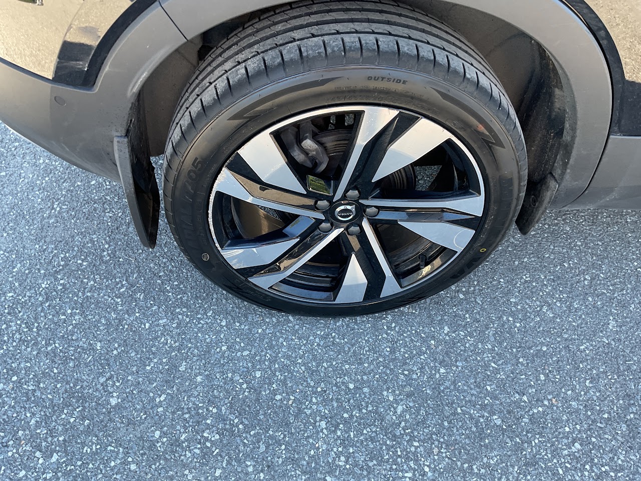 2024 Volvo XC40 — photo 13 of 34