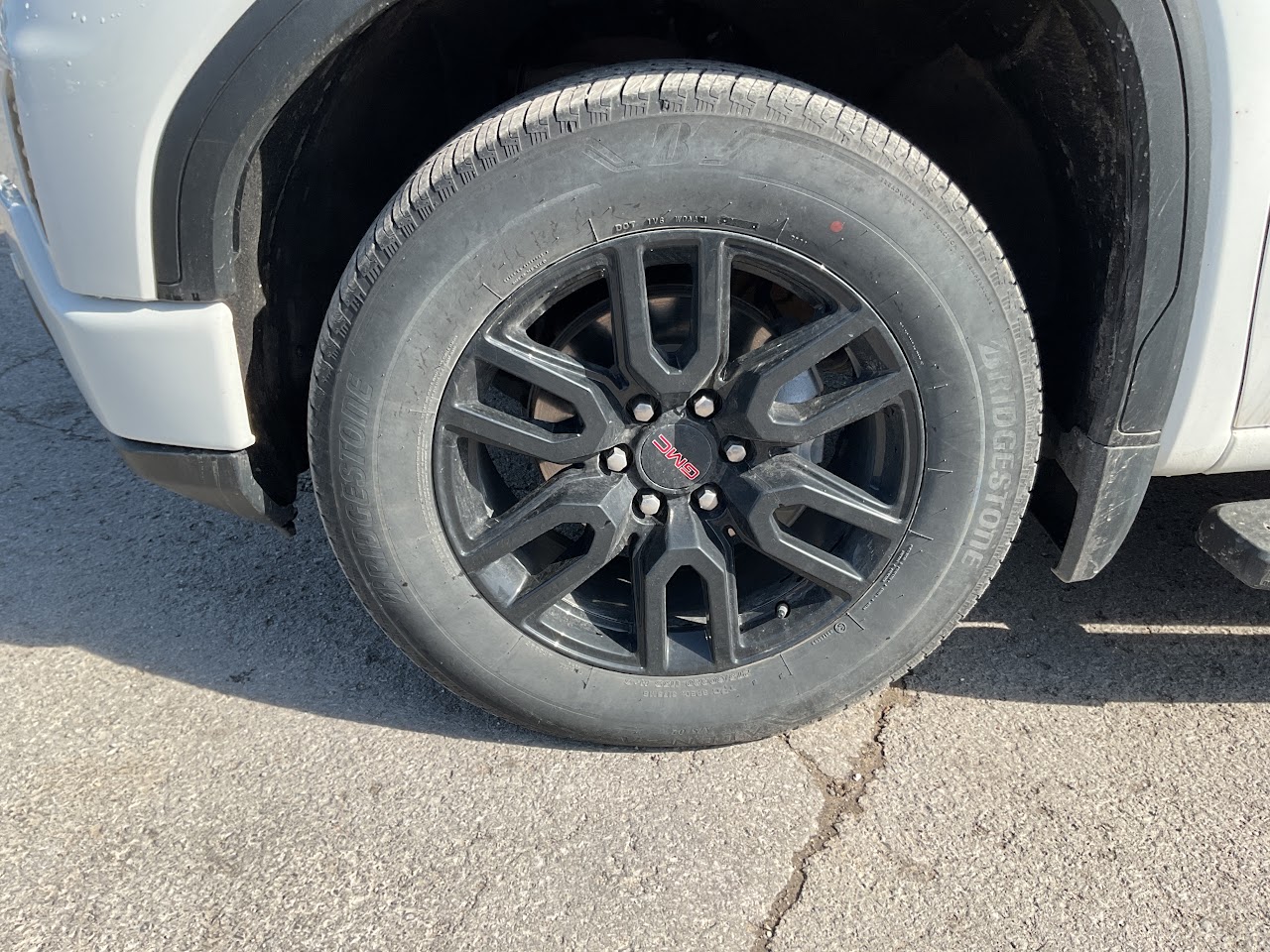 2024 GMC Sierra — photo 10 of 32
