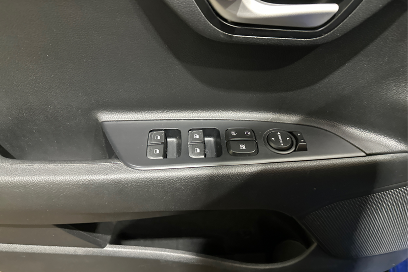 2021 Kia Rio Hatchback 5-Door — photo 23 of 25