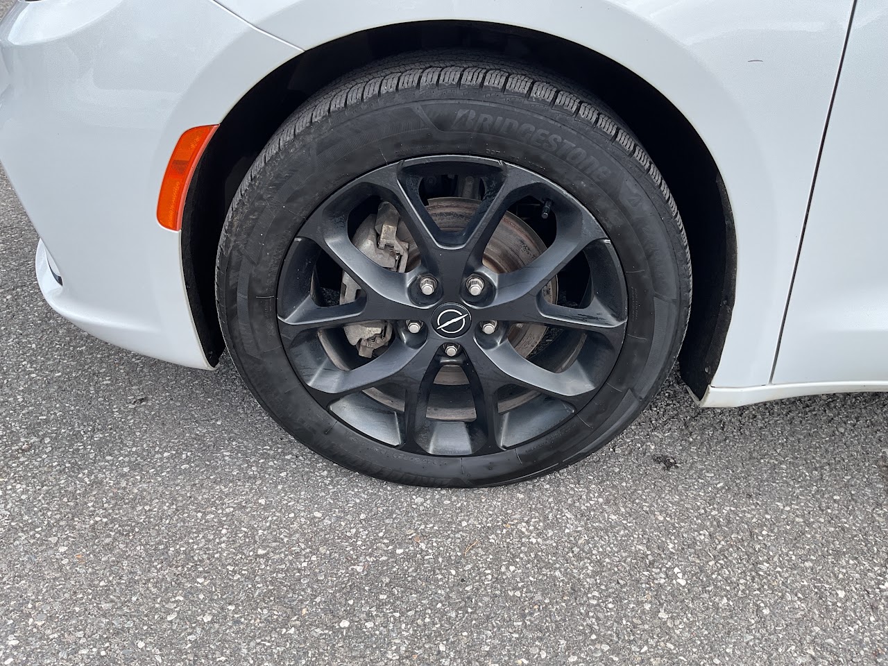 2025 Chrysler Pacifica — photo 10 of 34
