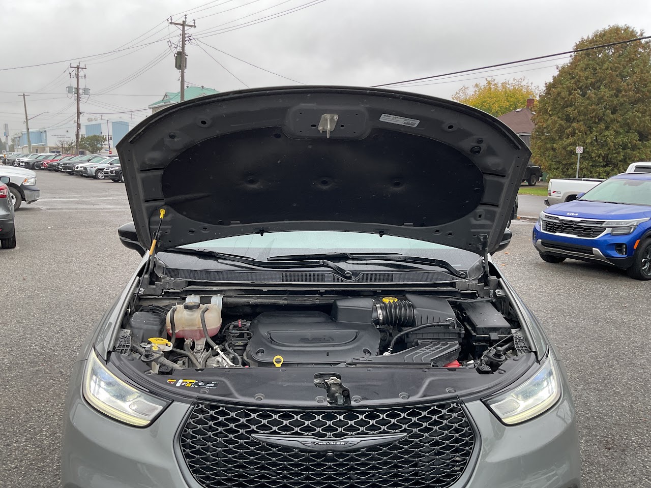 2025 Chrysler Pacifica — photo 18 of 34