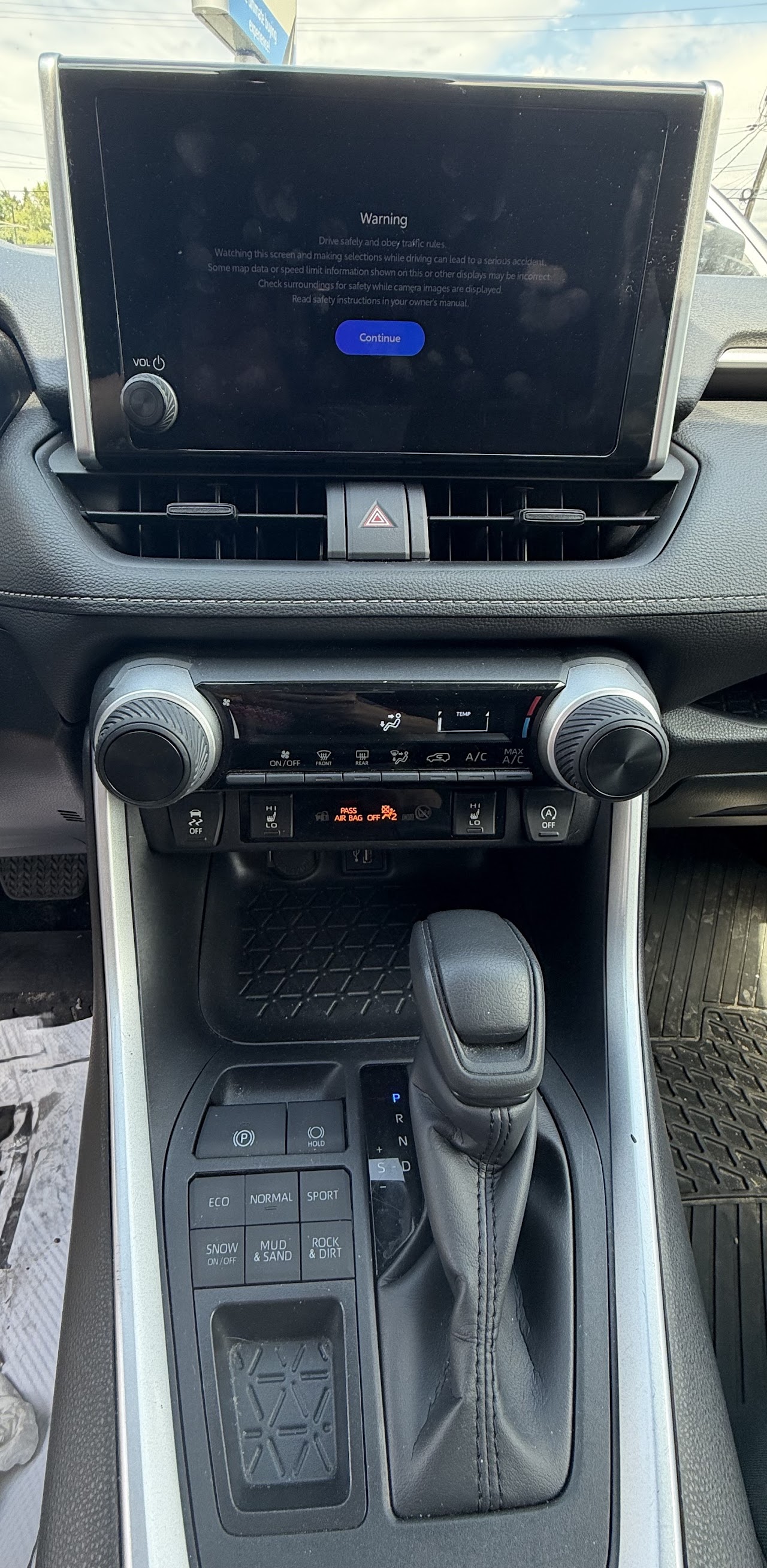 2025 Toyota RAV4 — photo 17 of 47
