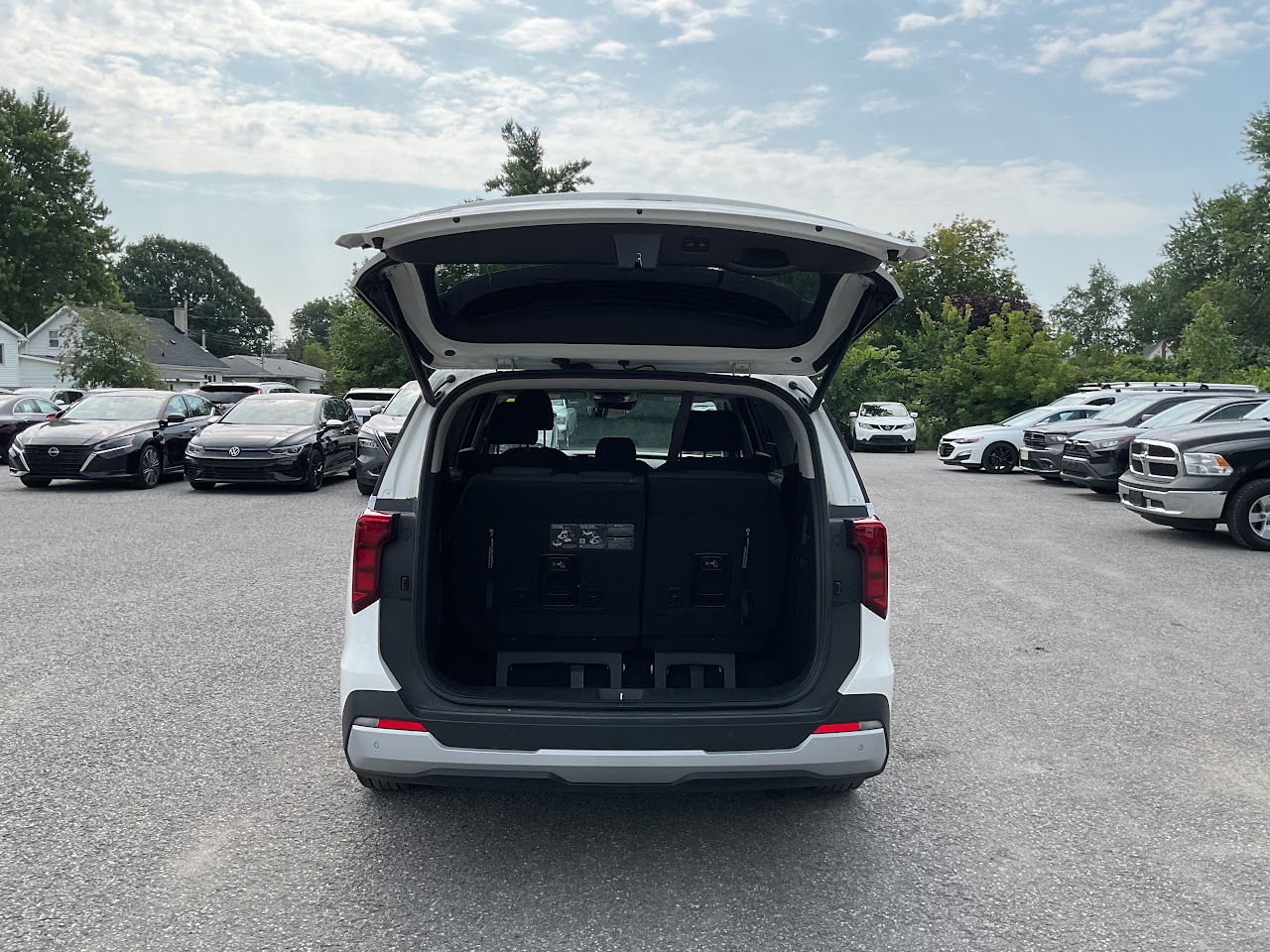 2025 Kia Carnival — photo 9 of 34