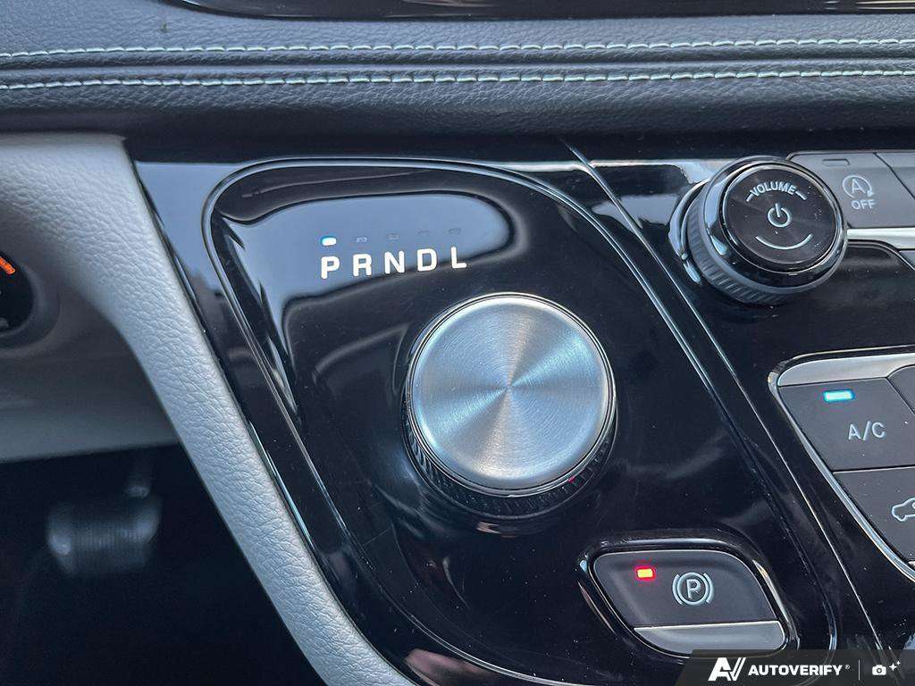 2023 Chrysler Pacifica — photo 18 of 25