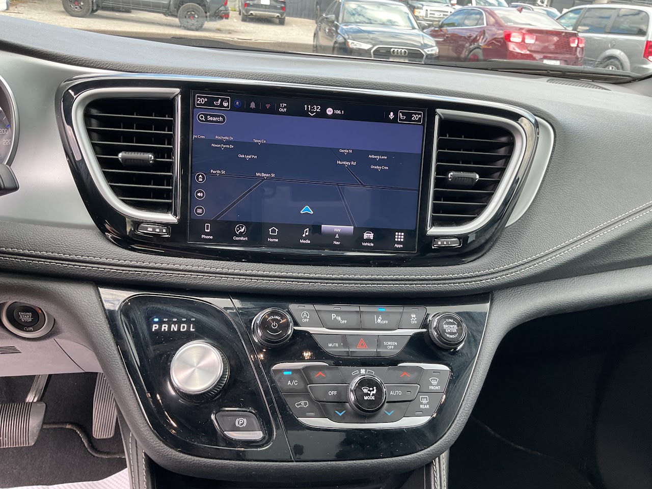 2025 Chrysler Pacifica — photo 28 of 34