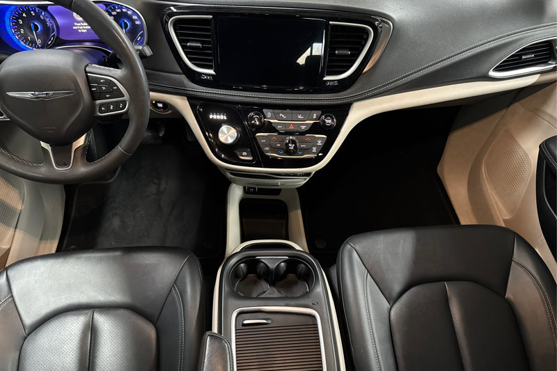 2024 Chrysler Pacifica — photo 19 of 33