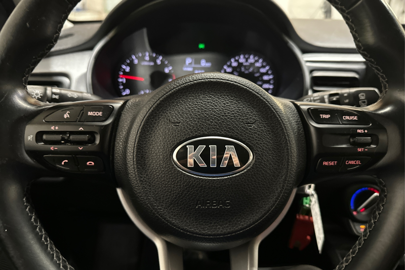 2021 Kia Rio Hatchback 5-Door — photo 12 of 25