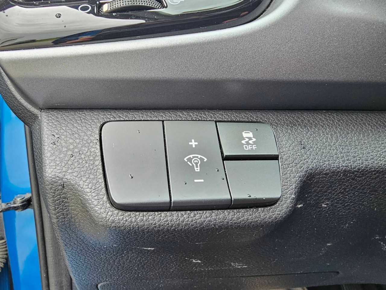 2023 Kia Rio 5-door — photo 12 of 18