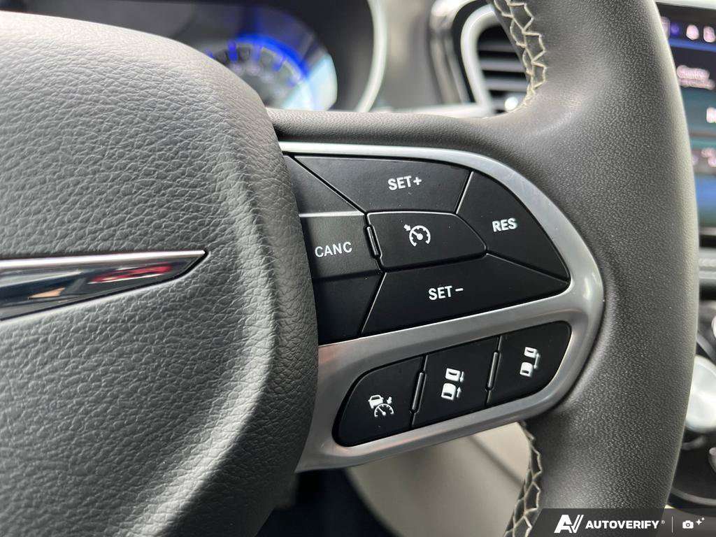 2023 Chrysler Pacifica — photo 16 of 25