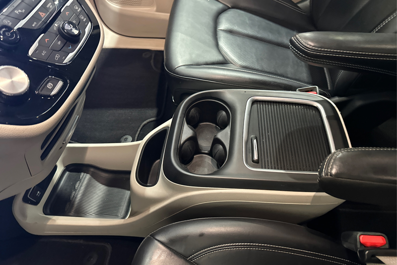 2023 Chrysler Pacifica — photo 19 of 33