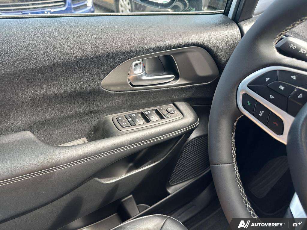 2025 Chrysler Grand Caravan — photo 17 of 25