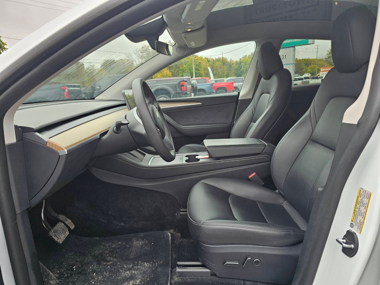 2024 Tesla Model Y — photo 3 of 3