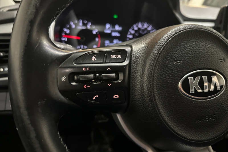 2021 Kia Rio Hatchback 5-Door — photo 21 of 25