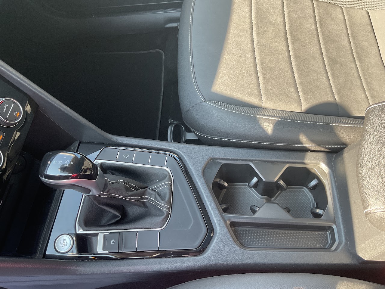 2024 Volkswagen Taos — photo 28 of 32