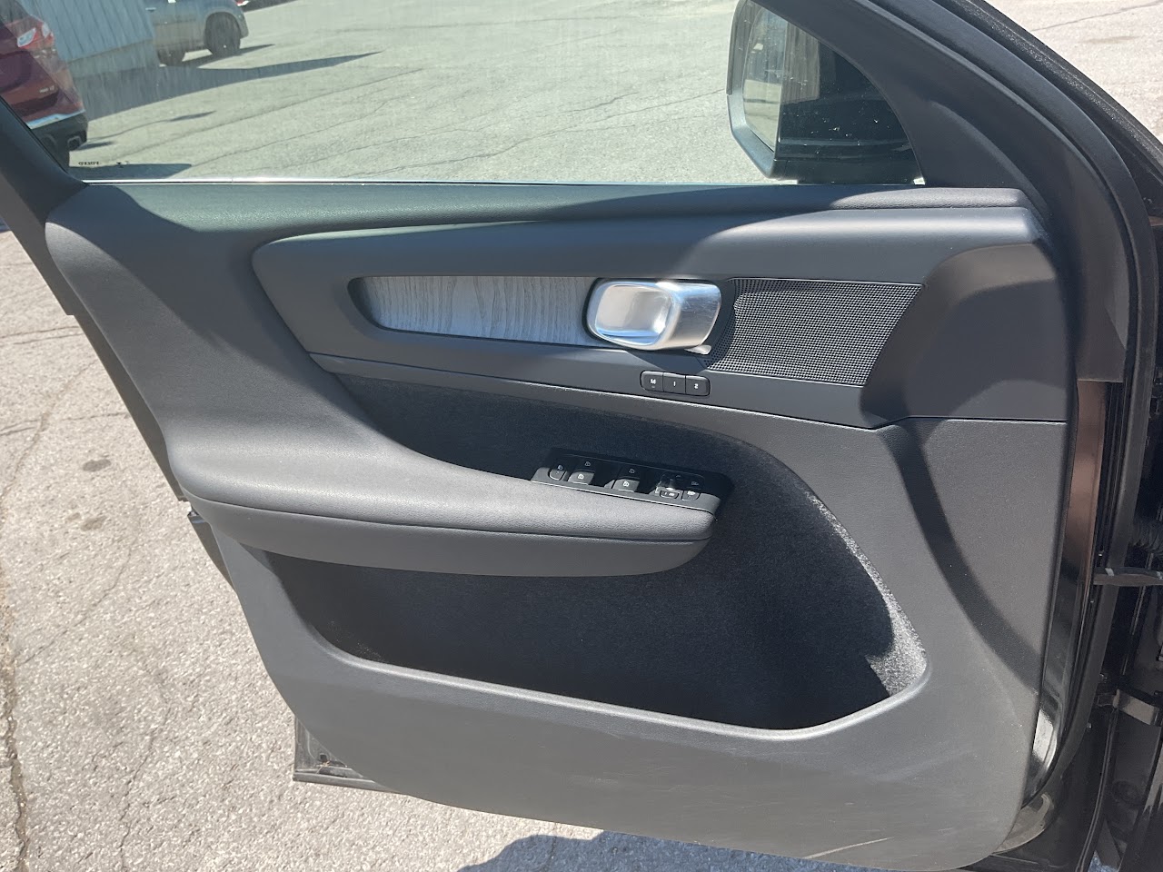 2024 Volvo XC40 — photo 32 of 36