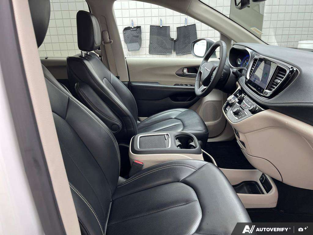 2023 Chrysler Pacifica — photo 22 of 25