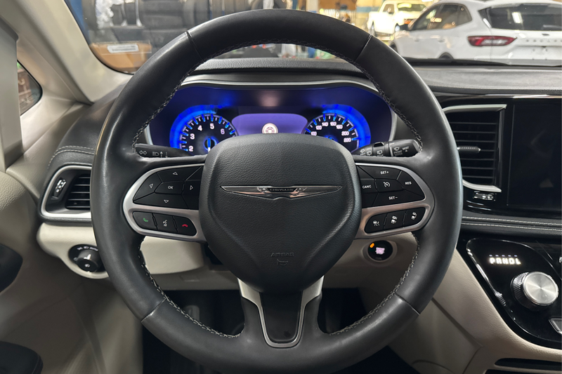 2024 Chrysler Pacifica — photo 14 of 33