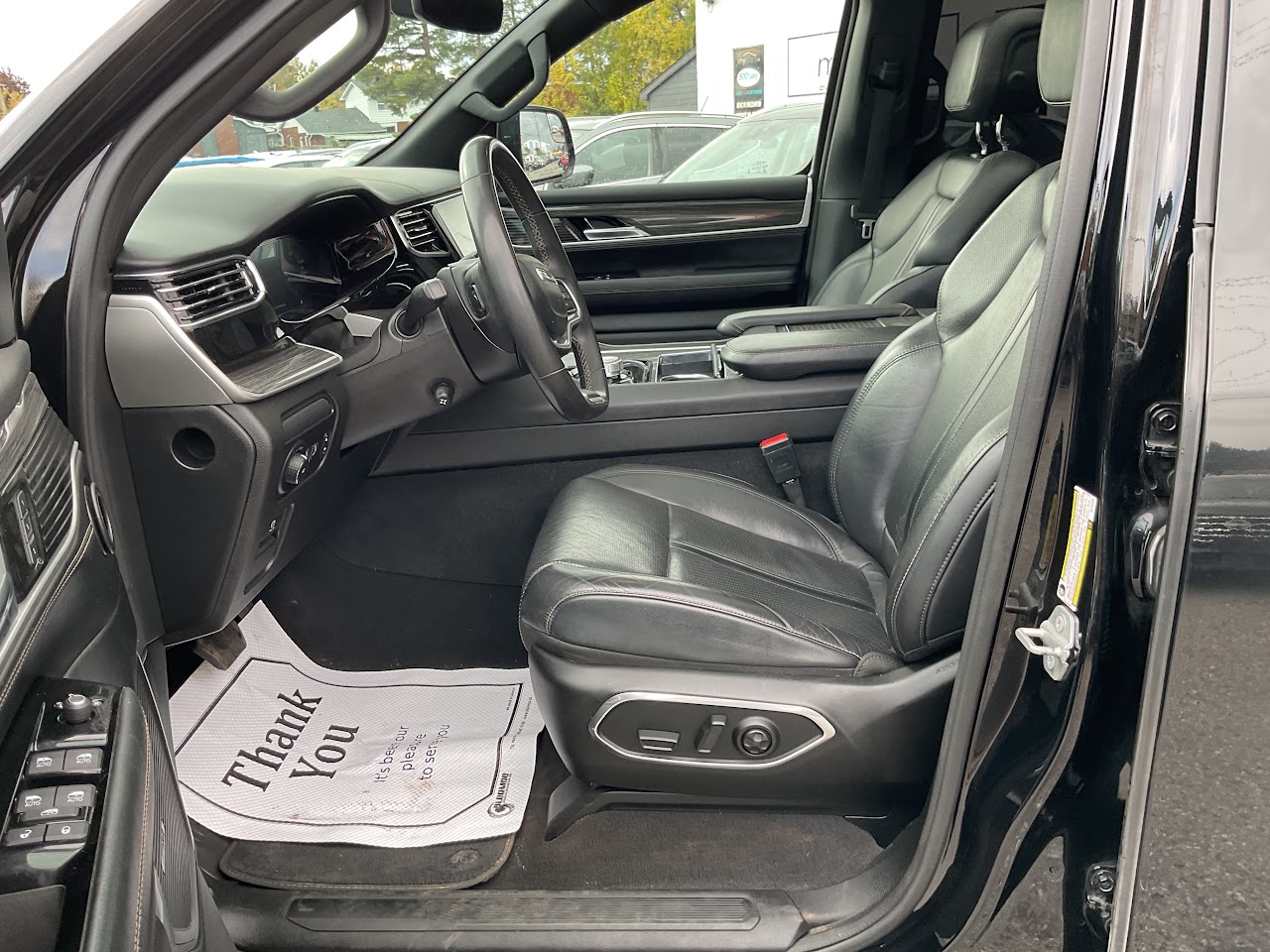 2022 Jeep Wagoneer — photo 20 of 34
