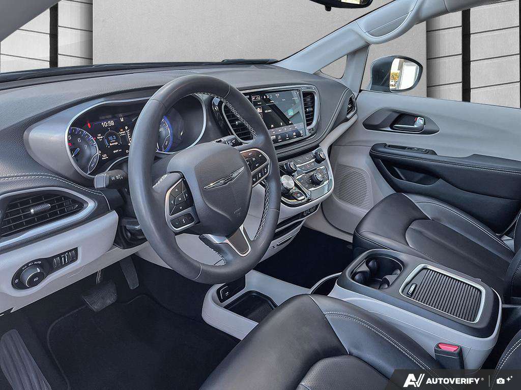 2023 Chrysler Pacifica — photo 13 of 25