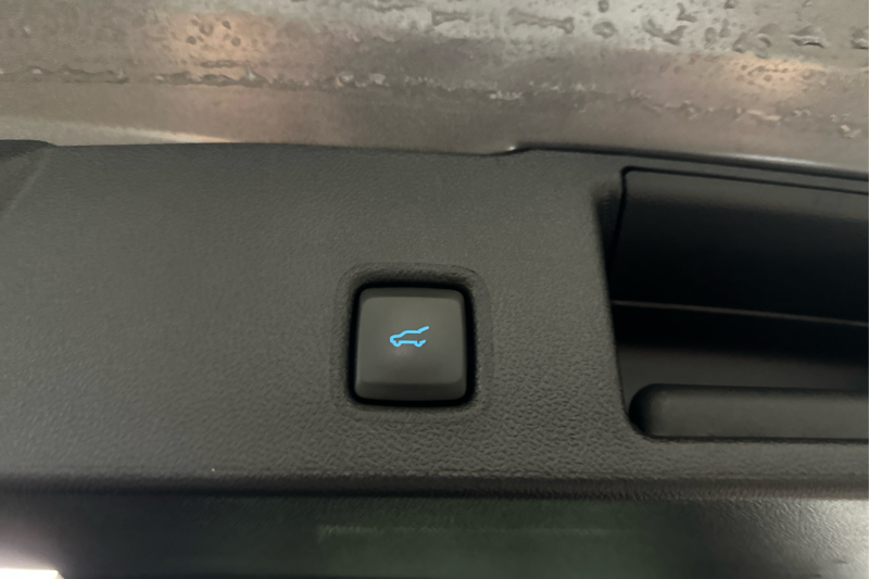 2025 Ford Escape Plug-in Hybrid — photo 13 of 35