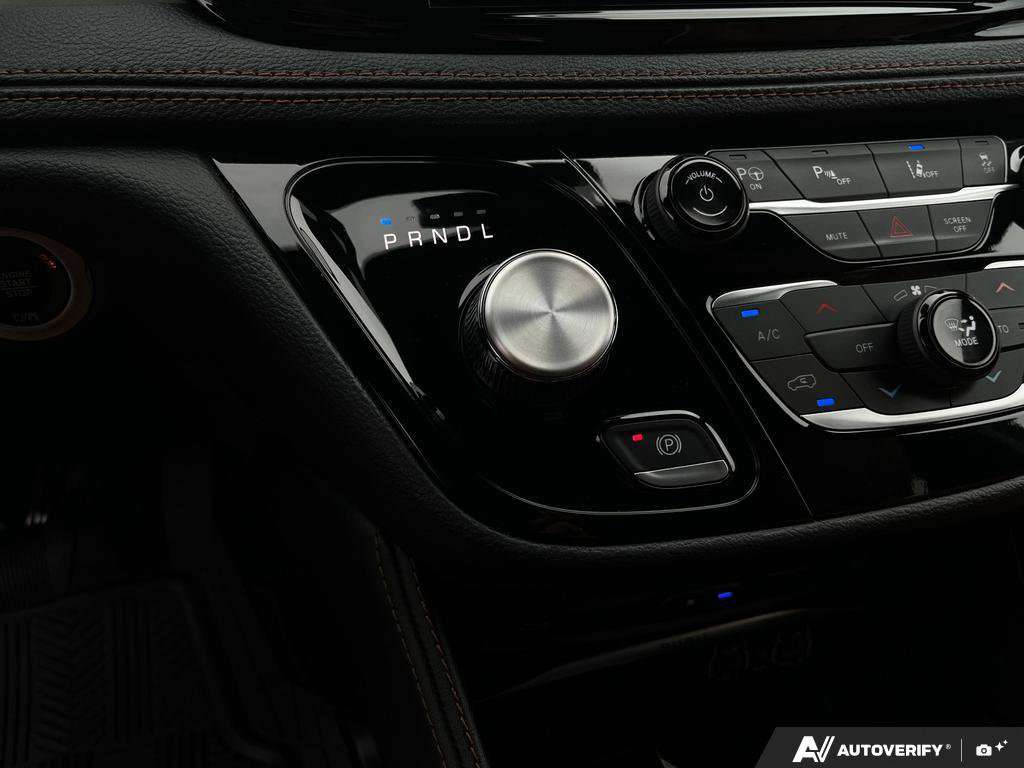 2024 Chrysler Pacifica Hybrid — photo 18 of 25