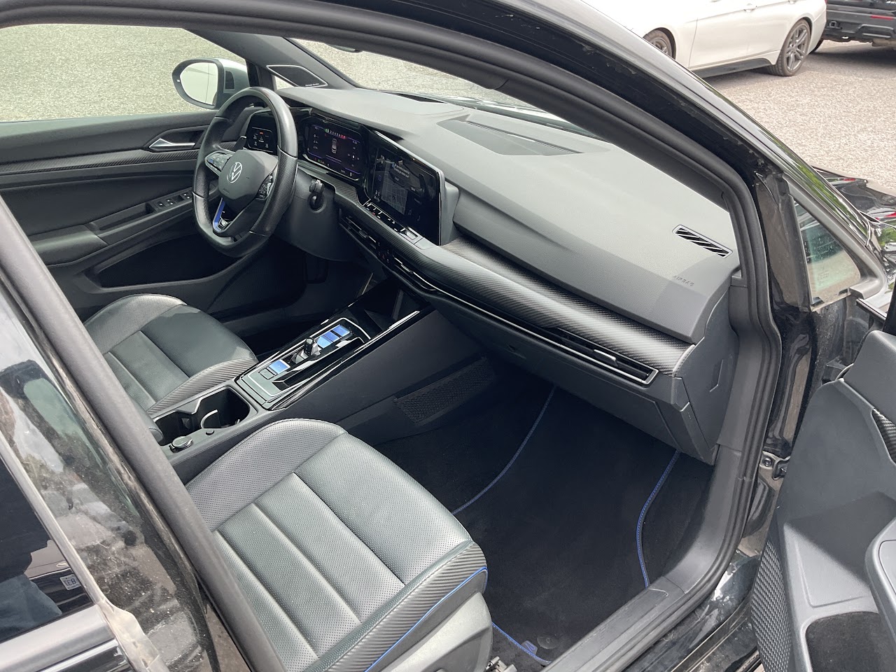 2024 Volkswagen Golf — photo 22 of 34
