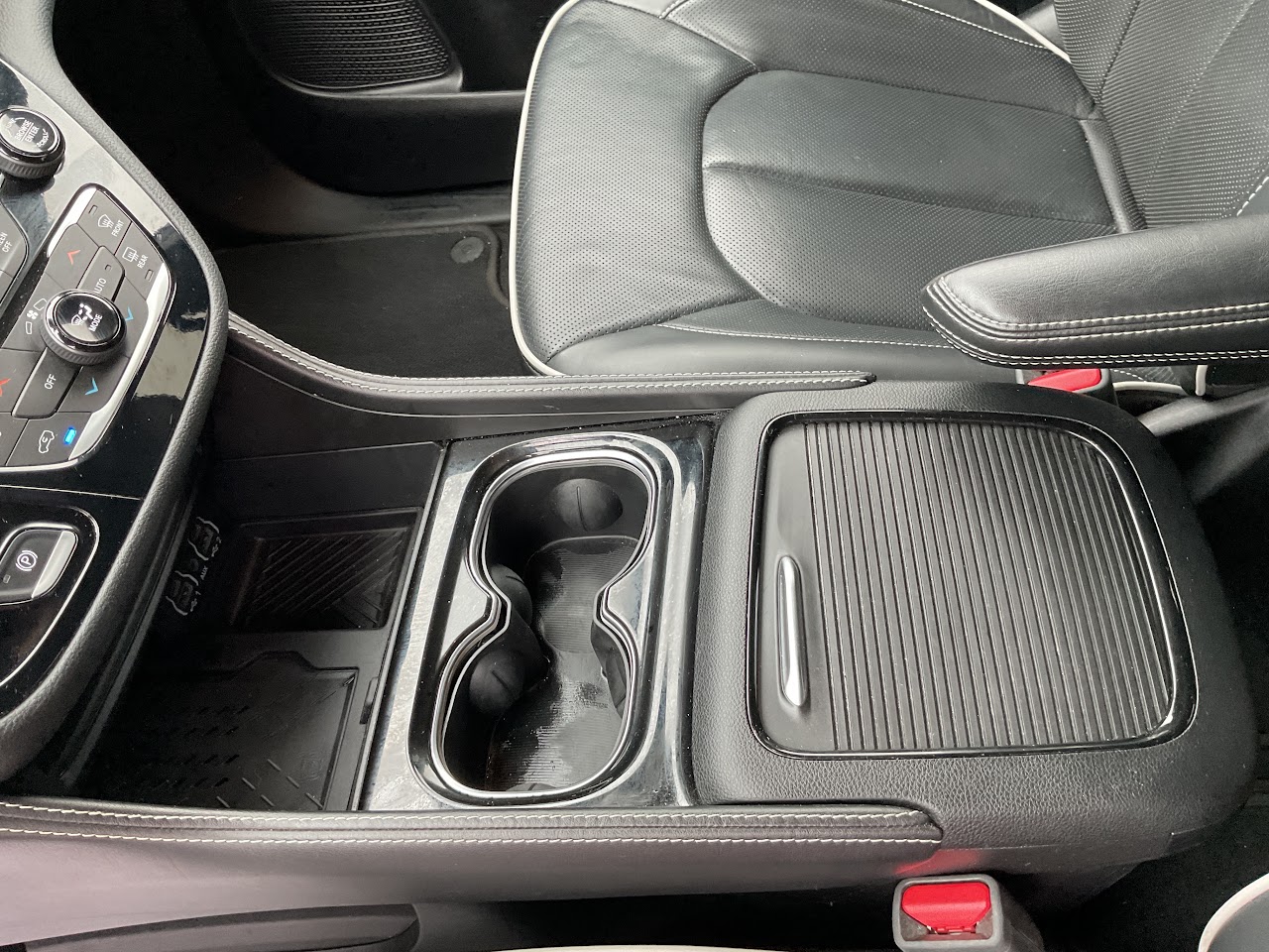 2025 Chrysler Pacifica — photo 14 of 34
