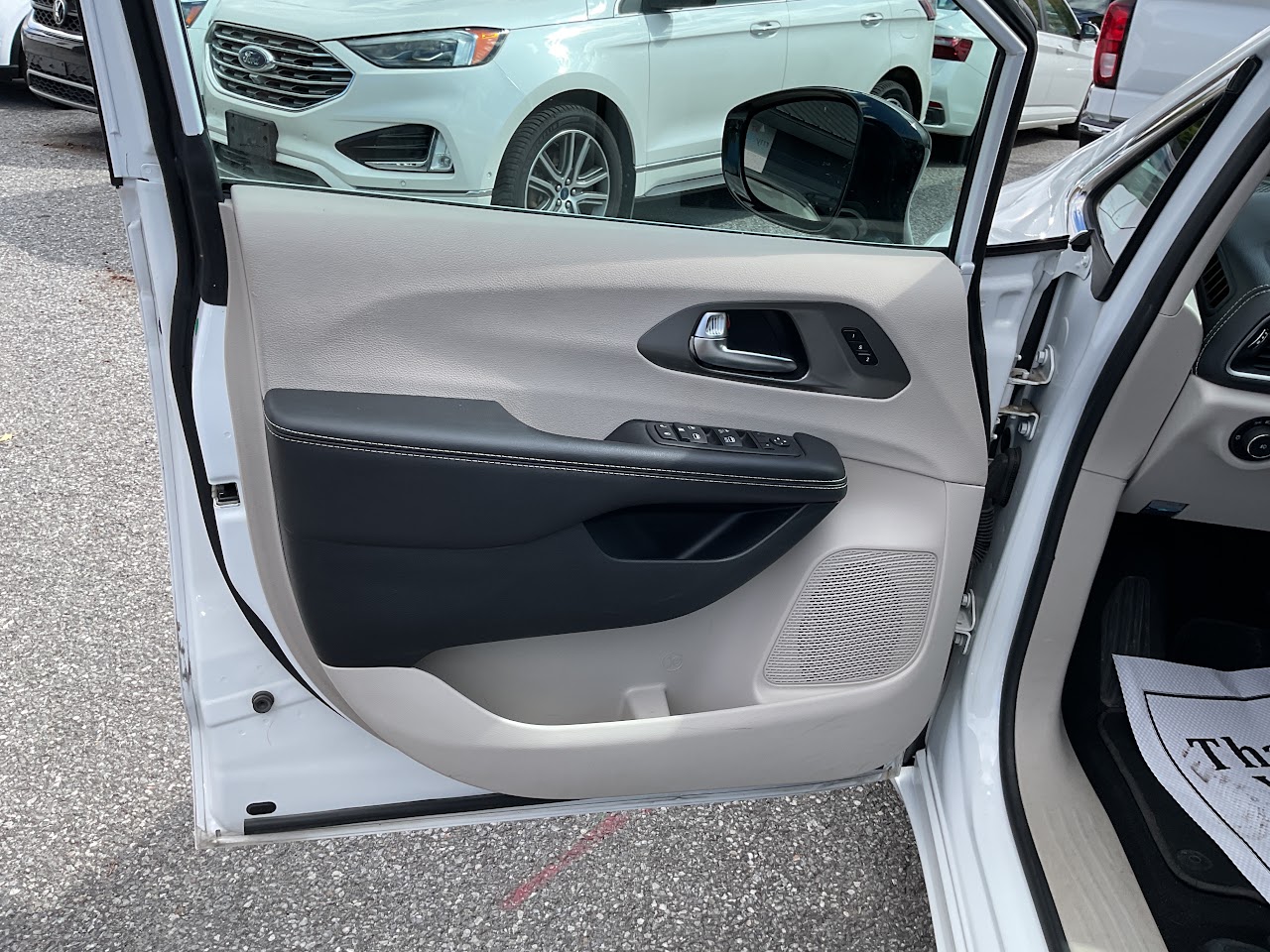 2024 Chrysler Pacifica — photo 20 of 34