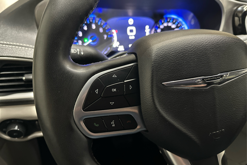 2023 Chrysler Pacifica — photo 28 of 33