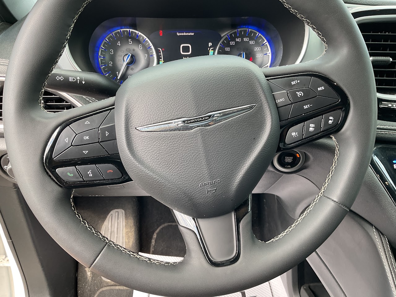 2025 Chrysler Pacifica — photo 26 of 34