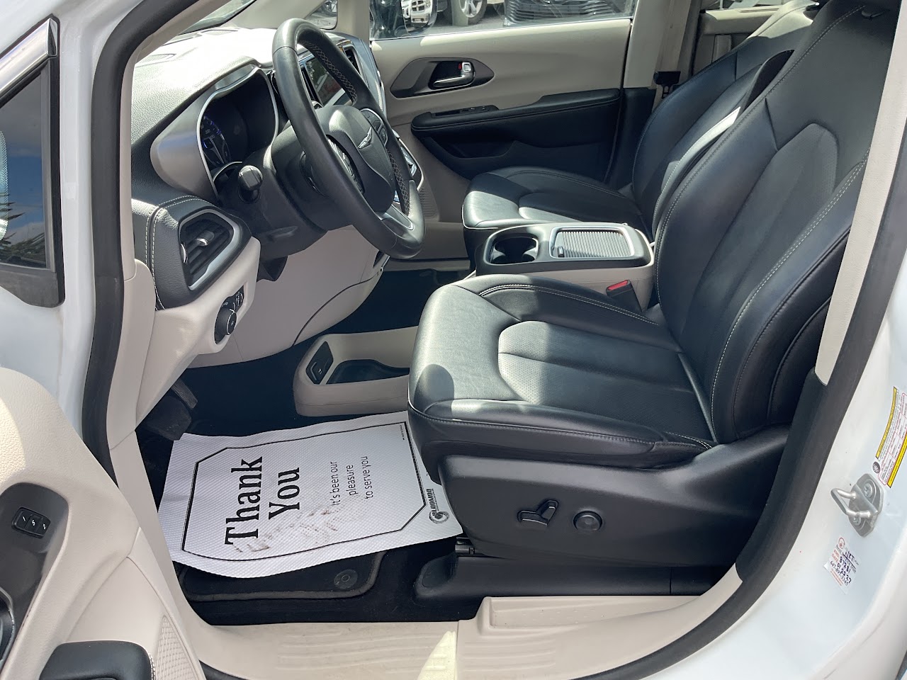 2024 Chrysler Pacifica — photo 23 of 34