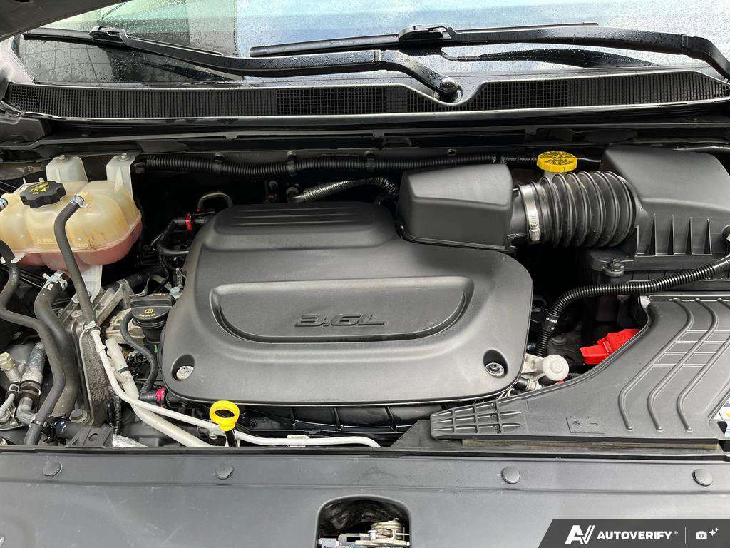2023 Chrysler Pacifica — photo 10 of 25