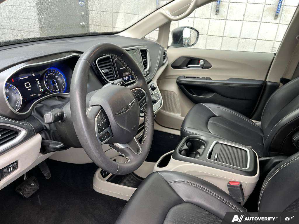 2023 Chrysler Pacifica — photo 13 of 25