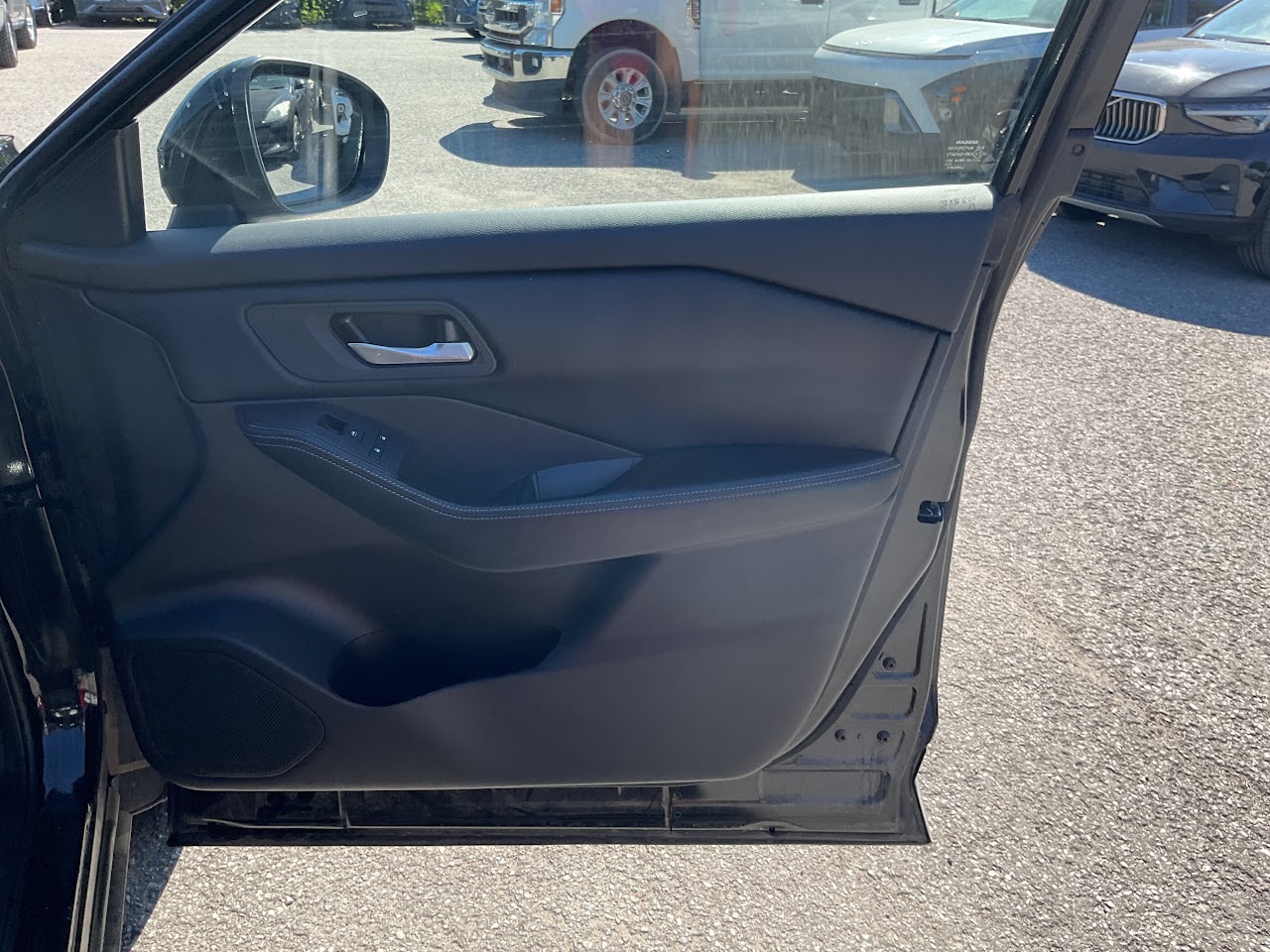 2025 Nissan Rogue — photo 17 of 34