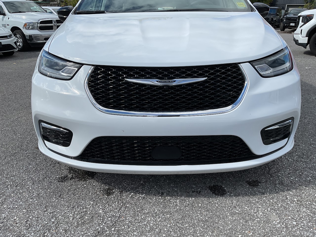 2024 Chrysler Pacifica — photo 11 of 34