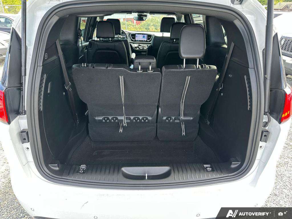 2025 Chrysler Grand Caravan — photo 12 of 25