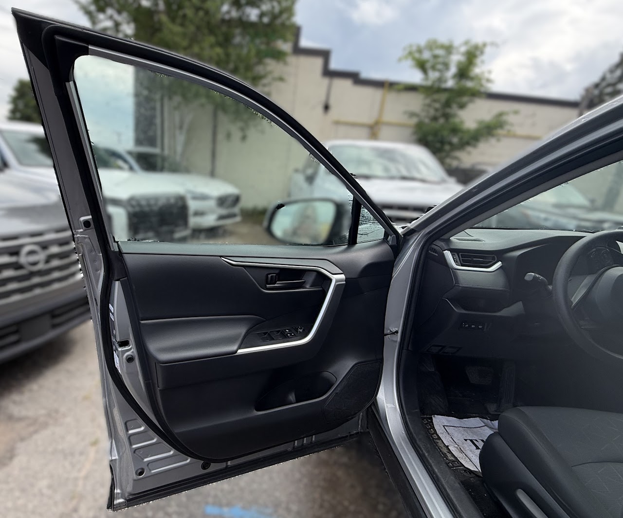2025 Toyota RAV4 — photo 29 of 47