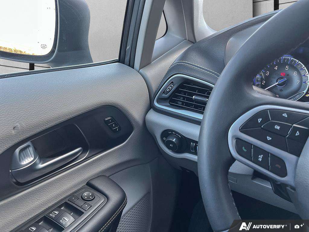 2023 Chrysler Pacifica — photo 17 of 25