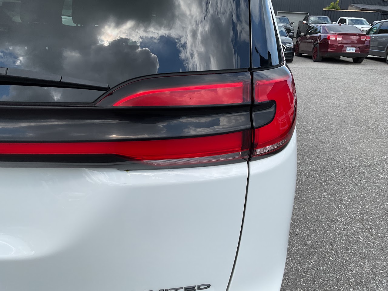 2025 Chrysler Pacifica — photo 17 of 34